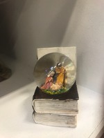 Рождественский вертеп в шаре на книге